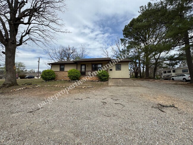 Building Photo - 3 Bedroom, 1 Bath Home on a Corner Lot