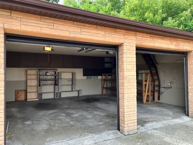 Building Photo - Lovely Single Family House in Kenosha