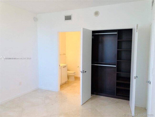 Building Photo - 1060 Brickell Ave