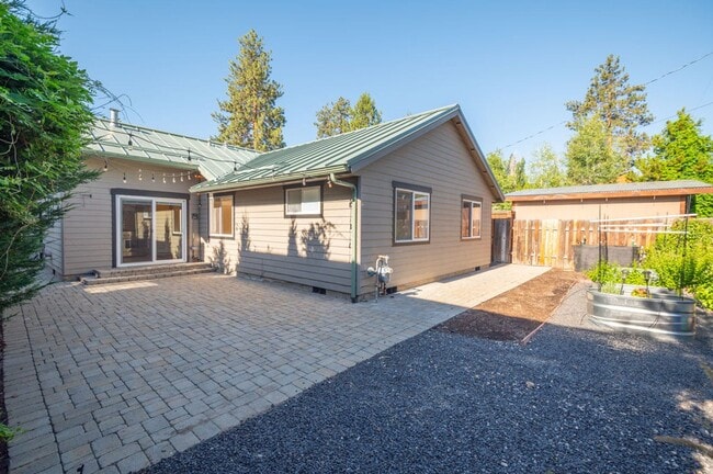 Building Photo - Quintessential Bend Living - 3 Bed | 2 Bat...