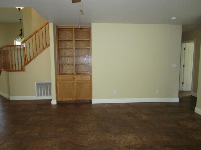 Building Photo - Like Brand New 4 Bedroom 3 Bath Beautiful ...