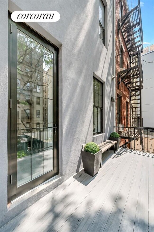 Building Photo - 158 W 136th St