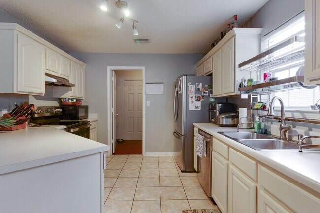Building Photo - 3 Bedroom in Navarre!!!