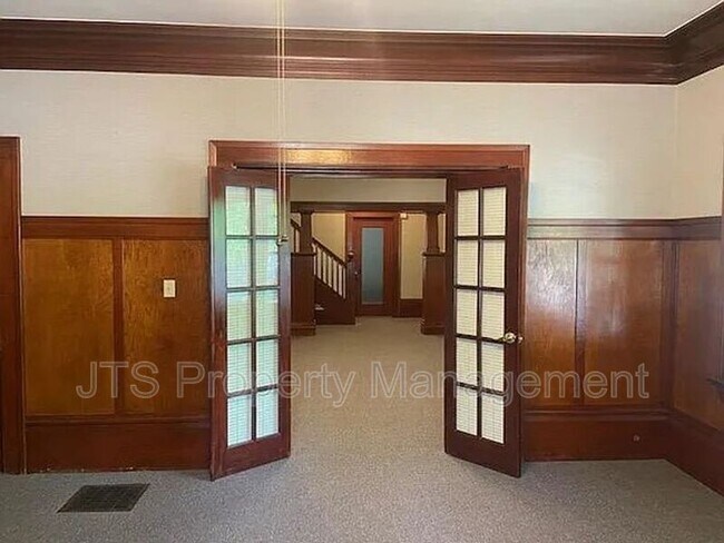 Building Photo - 1015 27th St