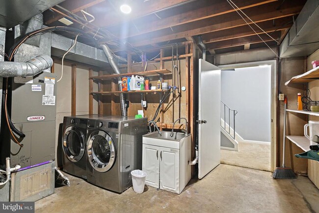 Building Photo - 18 Chantilly Ct