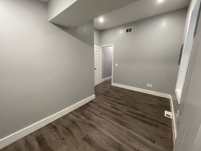 Building Photo - 427 Chambers Ave