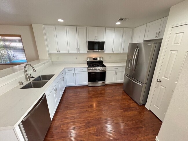 Building Photo - Beautiful 5Bed/2.5Bath/2Car home located near Seven Hills