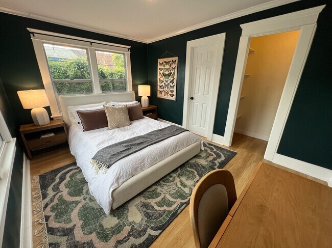 Queen Bedroom - 2813 2nd Ave
