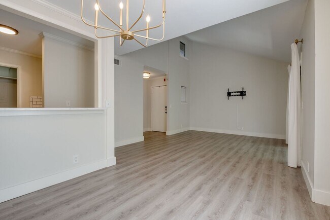 Building Photo - Renovated Condo in Green Hills Four Seasons!