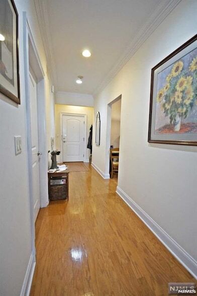 Building Photo - 5 Tenakill Park E