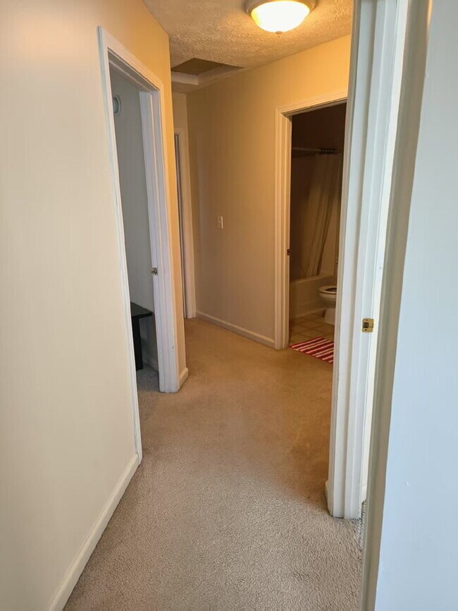 Building Photo - Reduced: 3BR/2.5BA Condo with attached single-bay garage on Southeast side