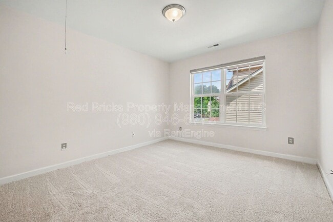 Building Photo - 2119 Baggins Ln