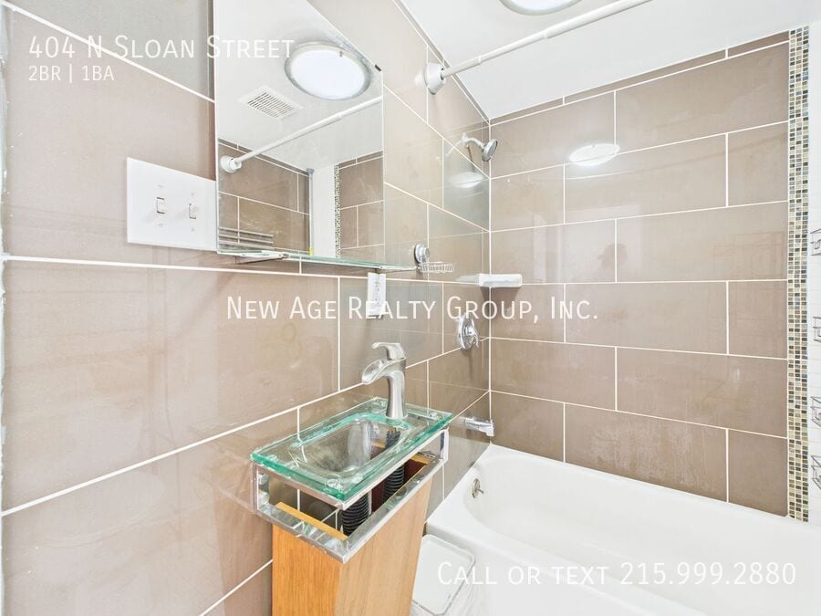 Building Photo - 404 Sloan St