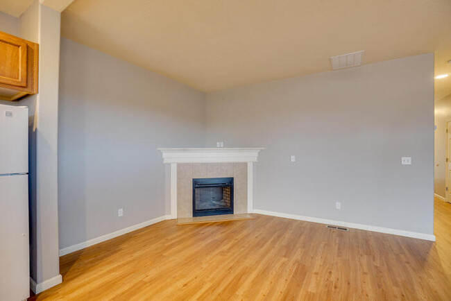 Building Photo - THREE BEDROOM TOWNHOME IN HAZEL DELL