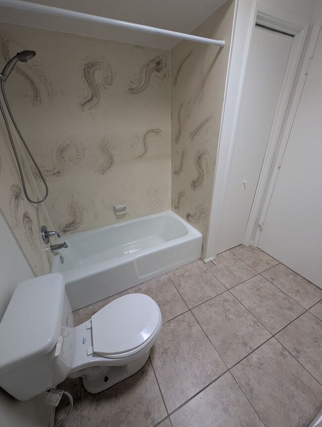 Building Photo - Comfortable West Side Rental