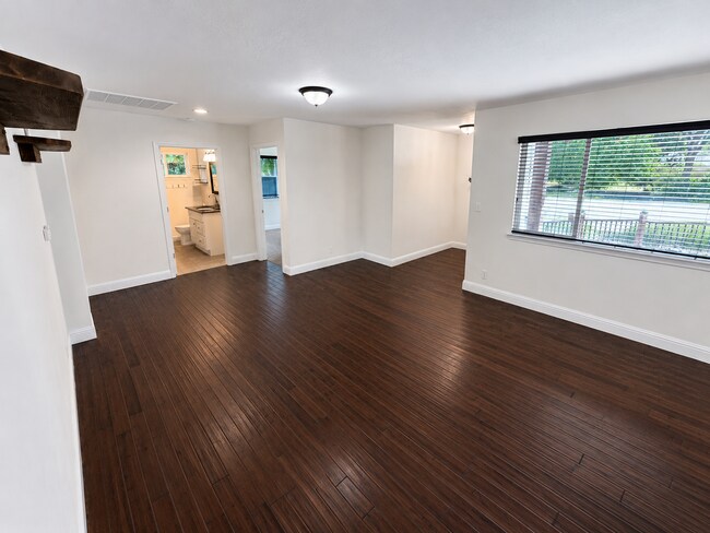 Building Photo - 3682 Bay Ave