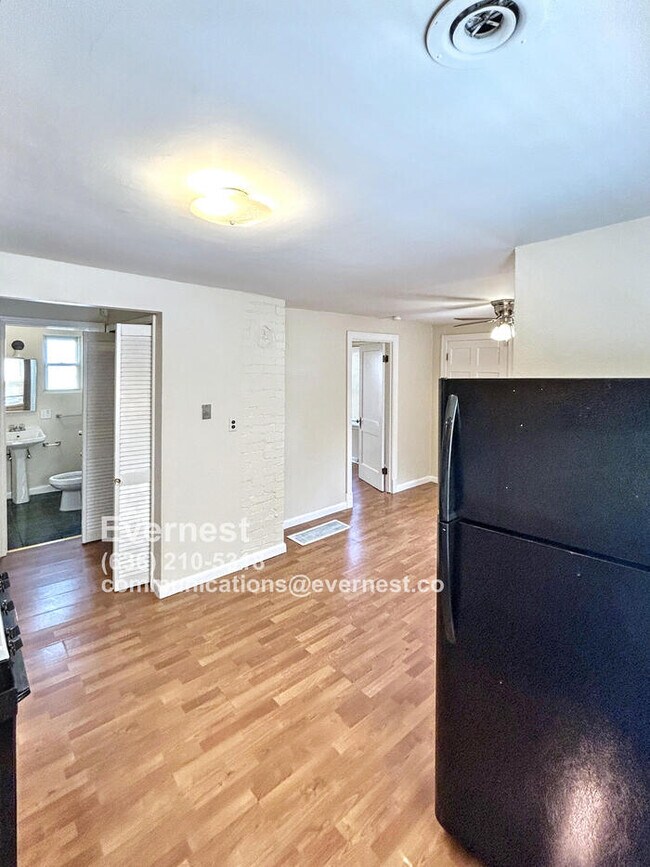 Building Photo - Charming 2-Bedroom Home with Off-Street Pa...