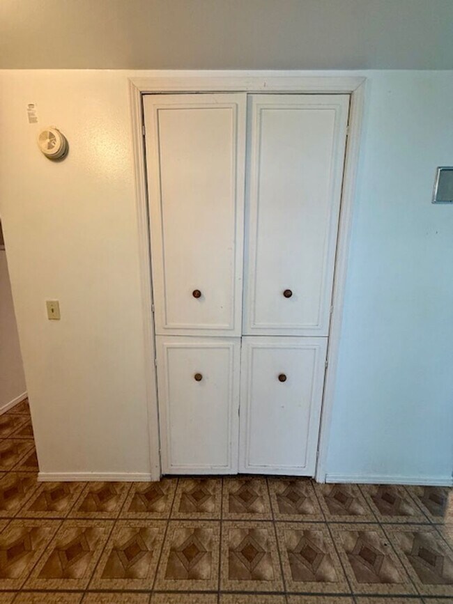 Building Photo - 3 Bedroom, 1 Bath Apartment for Rent - Clo...