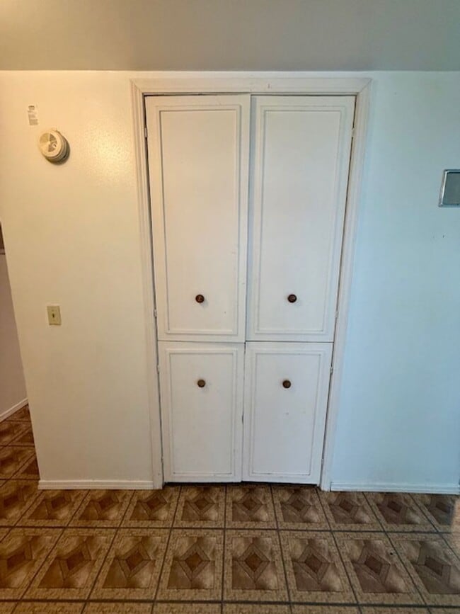 Building Photo - 3 Bedroom, 1 Bath Apartment for Rent - Close to MSU - Pets Friendly