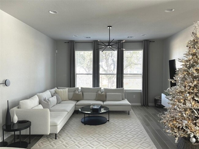 Building Photo - 700 Hays Hill Dr