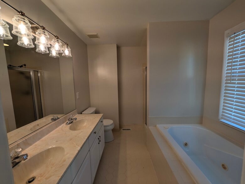 Building Photo - 212 Silver Stone Dr