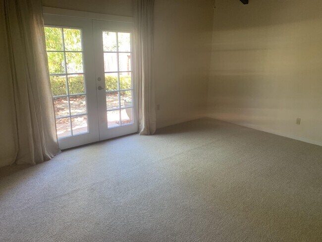 Building Photo - 1645 Encino Ct