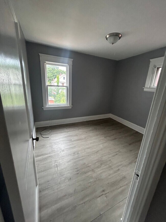 Building Photo - SECTION 8 READY!!