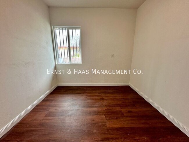 Building Photo - Fantastic 3 Bedroom Duplex Near Poly High ...