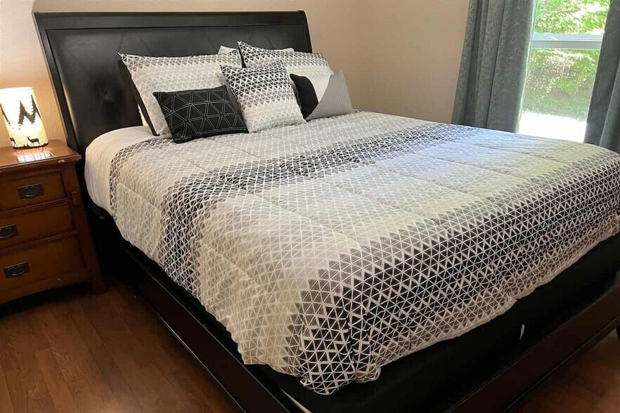 Building Photo - 121 Sawmill Springs Rd