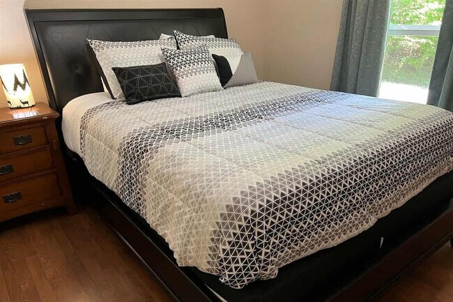 Building Photo - 121 Sawmill Springs Rd