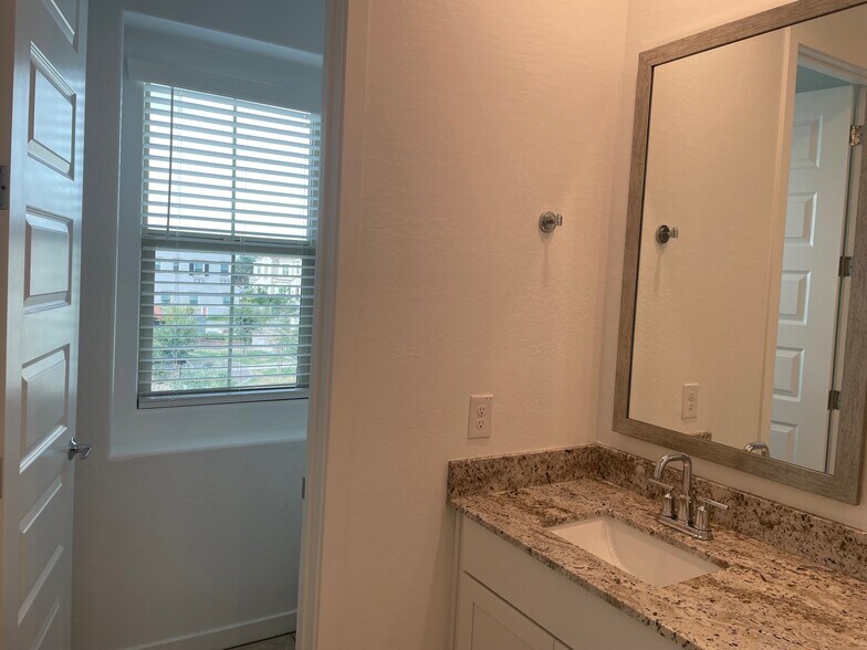Building Photo - 4077 S Sabrina Dr