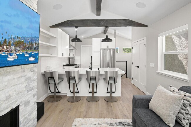 Building Photo - Luxurious Living at Its Finest | 1-Bedroom...