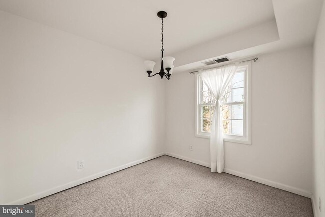 Building Photo - 3945 Lyndhurst Dr