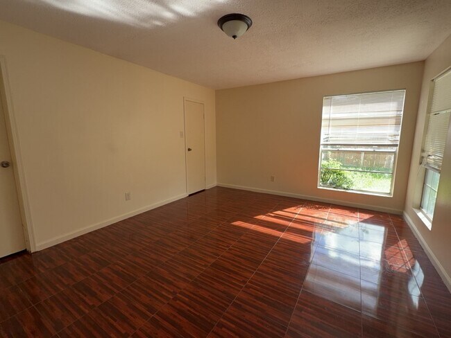 Building Photo - 1527 Lazy Spring Dr