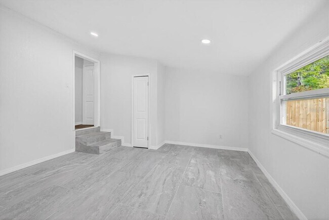 Building Photo - 5801 Magnolia St N