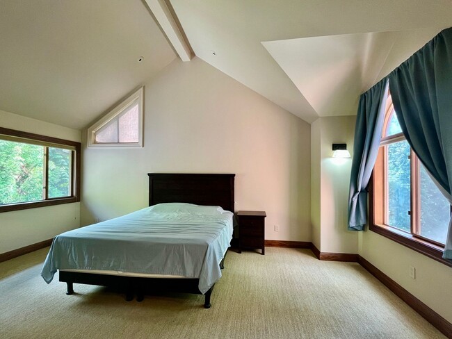 Building Photo - Luxury Estate Retreat in the Heart of Samm...