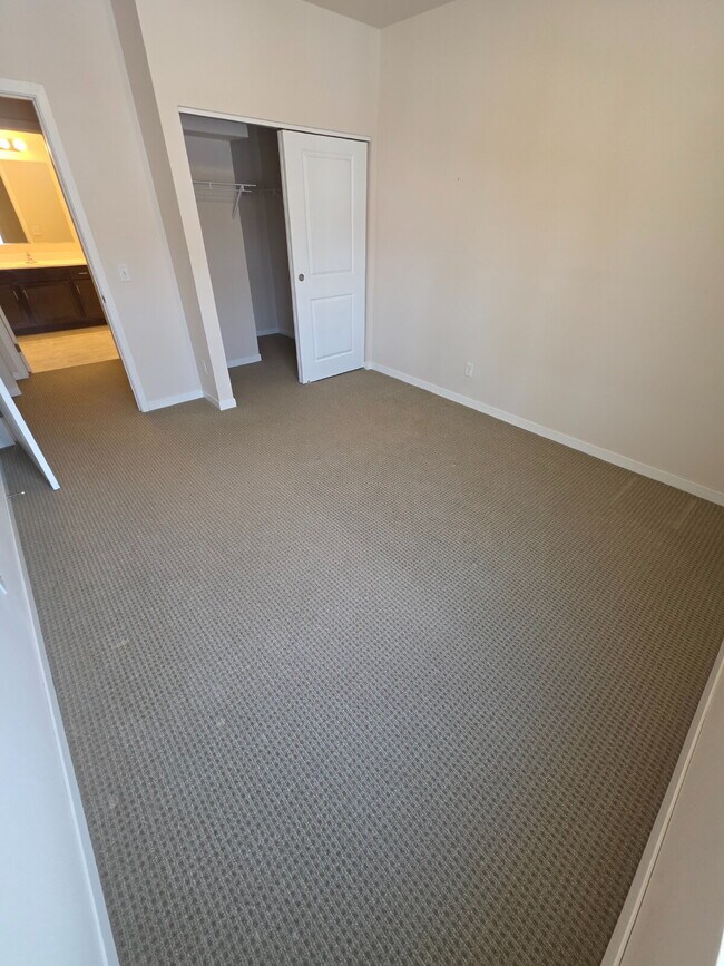 Building Photo - 2 Bedroom | 1 Bathroom 2nd Floor Apartment Available RIGHT NOW!