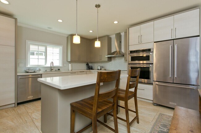 Building Photo - Diamond Head - Pet friendly - furnished 3 bedroom home with garage! Available now!