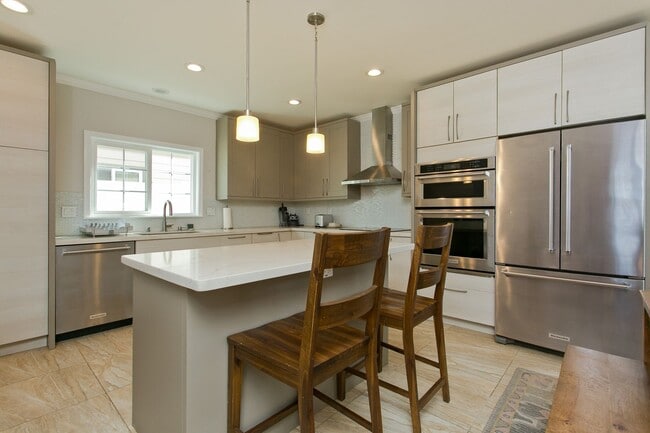 Building Photo - Wonderfully furnished rental - available i...