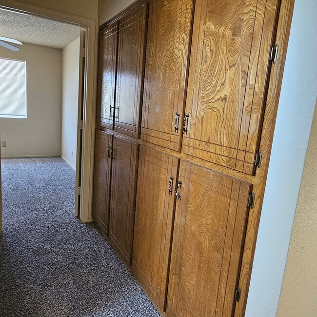 Building Photo - 3 bedroom corner unit for rent