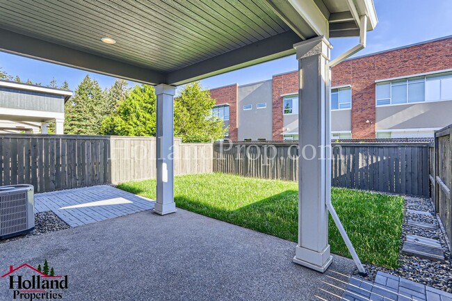 Building Photo - Modern Stylish 3-Bed Home in Prime Hillsbo...