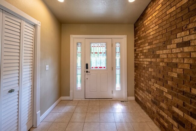 Building Photo - Large corner lot home in desirable Woodland Heights.