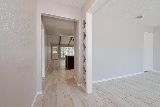 Building Photo - 10610 Plainfield St