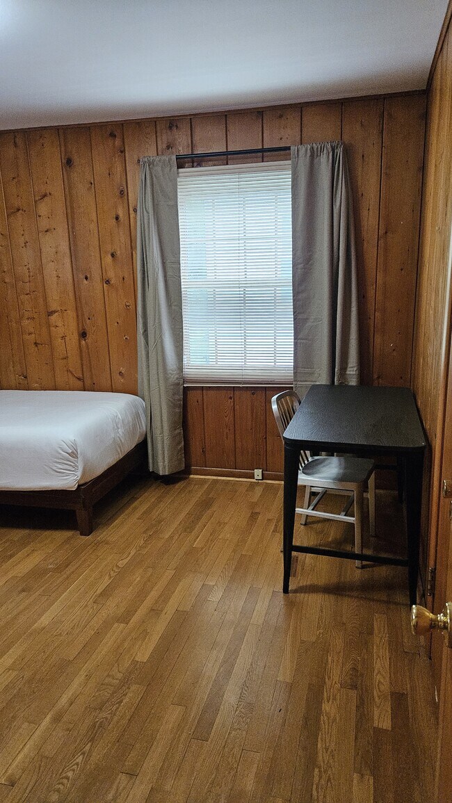 Building Photo - 509 S Swain Ave