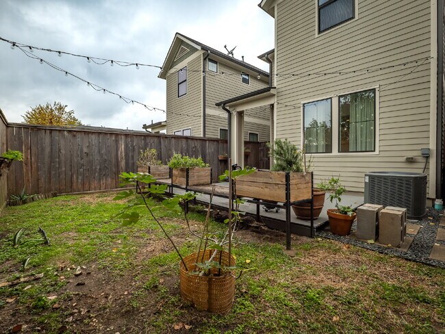 Building Photo - "Charming 4-Bed Houston Haven with Elegance on East 32nd Street!"