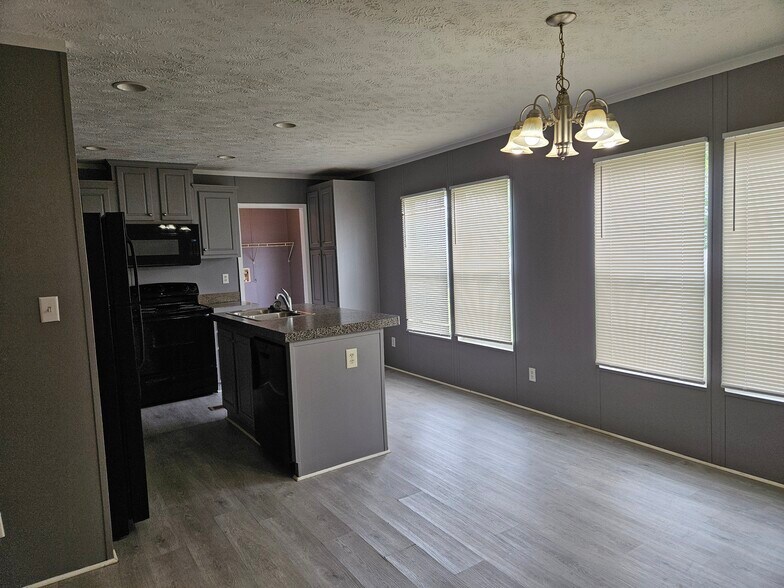 Building Photo - 94 Lynnwood Cir