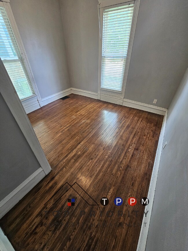 Building Photo - 3 Bedroom | 1.5 Bath Apartment in Cedar Fa...