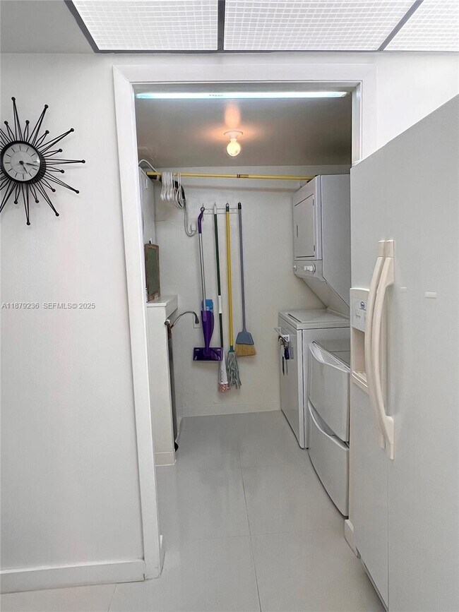 Building Photo - 16300 Golf Club Rd