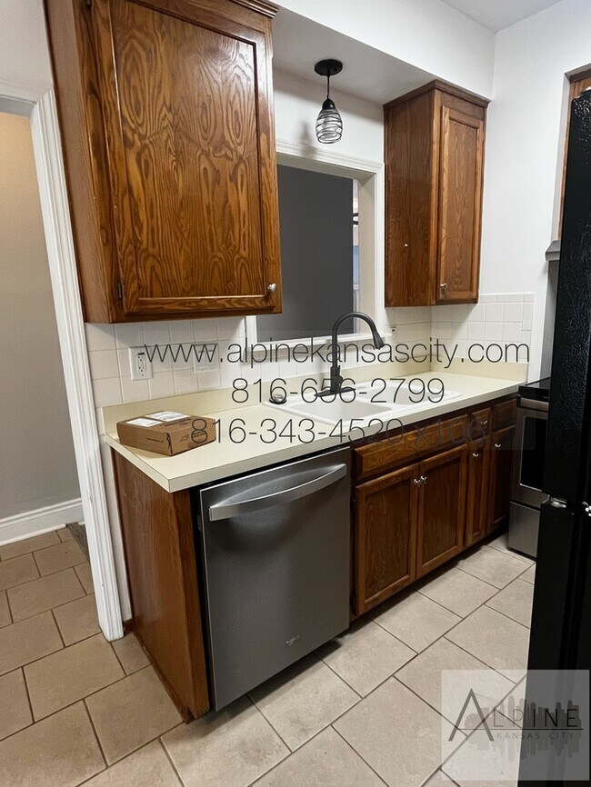 Building Photo - Spacious, 2 Car Garage! Great Location!