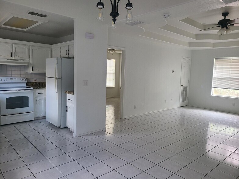 Building Photo - 1101 Lexington Cir